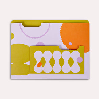 Die orange, lila und grün bedruckte Mappe hat Fächer zum Aufbewahren von Notizen und kleinen Zetteln.