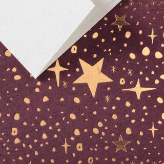 Goldene Heißfolie bringt auf der Karte ein Lichtermeer aus Sternen zum Glänzen.