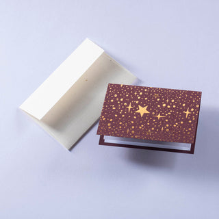 Die Karte wird mit einem Kuvert und einem Einlegeblatt zum Beschriften geliefert.