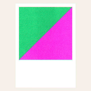 Ein Quadrat, diagonal geteilt, eine Hälfte sattgruen, die anderen Hälfte knallpink, auf weißem Hintergrund