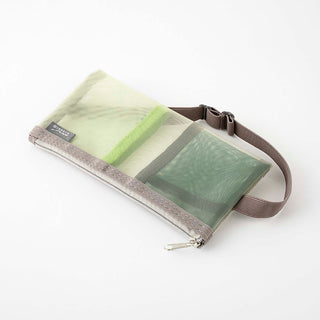 Kleine Tasche aus durchsichtigem Netzgewebe für Stifte und Kleinteile mit Gummiband zur Befestigung an einem Notizbuch oder Kalender