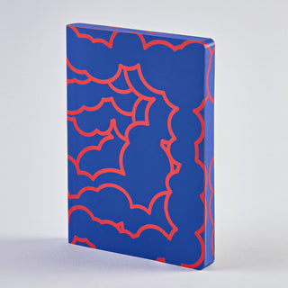 Rote Wolkenumrisse zieren das blaue Cover und laufen über die Schnittkanten und den Rücken hinweg.