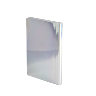 Das Covermaterial des Notizbuchs schimmert silberfarben und reflektiert die Farben der Umgebung.