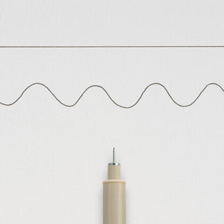 Beispiele für die Strichstärke 005 des Sakura Pigma Micron als gerade Linie und als Wellenlinie