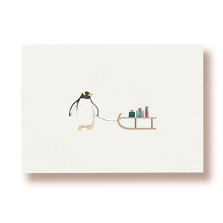Ein Pinguin zieht einen Schlitten mit bunten Geschenkpaketen.
