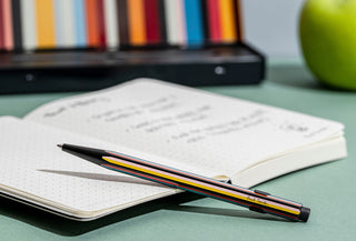 Ikonisches Streifendesign von Paul Smith für einen Kugelschreiber von Caran d'Ache