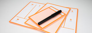 Schreibblöcke mit kleinem Karo in Neonorange auf weiß in verschiedenen Formaten