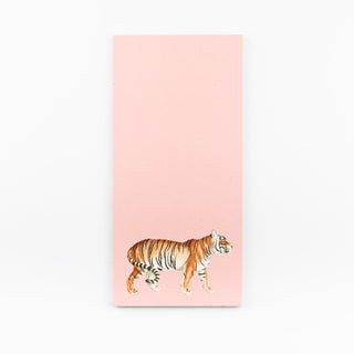 Schreibblock mit naturgetreu abgebildetem Tiger auf rosa Papier