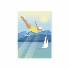 Eleganter Sprung ins Wasser von Frau im gelben Badeanzug vor Alpenkulisse und Segelboot am Ammersee