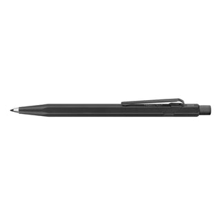 Druckbleistift mit 2 mm dicker Mine aus der Serie Black Code von Caran d'Ache - hier sind alle Schreibgeräte komplett schwarz.