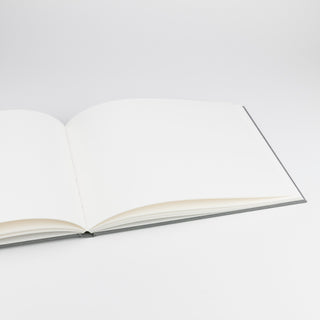 Die Innenseiten des Gästebuchs sind aus 120 g dickem Hadernpapier.