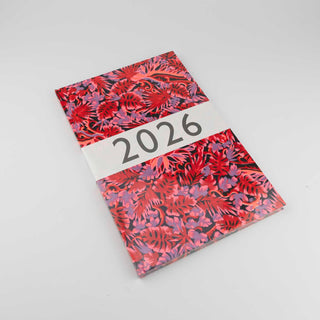 Kalender mit Blättern von Monstera in leuchtendem Rot bedruckt