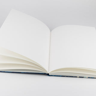 Die Fadenheftung liegt beim Öffnen flach, die Seiten sind blanko.