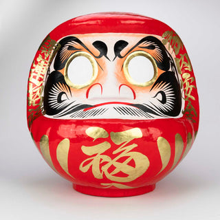 grosser roter Daruma als Gluecksbringer
