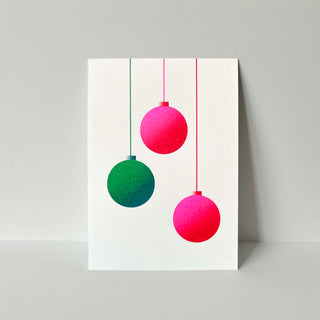 Risografiedruck Postkarte mit Kugeln zu Weihnachten in Neonfarben gruen und rot-pink