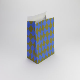 mittelgrosse Geschenktuete mit Rautenmuster oliv und blau