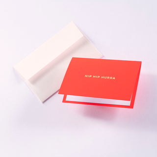 Die kleine Klappkarte ist mit einen golden glänzenden Schriftzug Hip Hip Hurra geprägt.