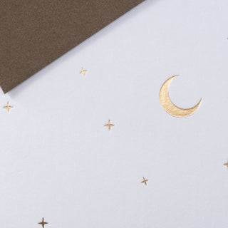 Mond und Sterne sind mit Goldfolie auf die Karte gepraegt.