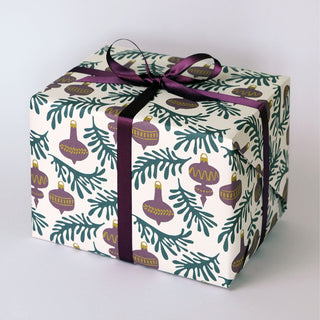 Das richtige Papier für elegante Weihnachtspäckchen.