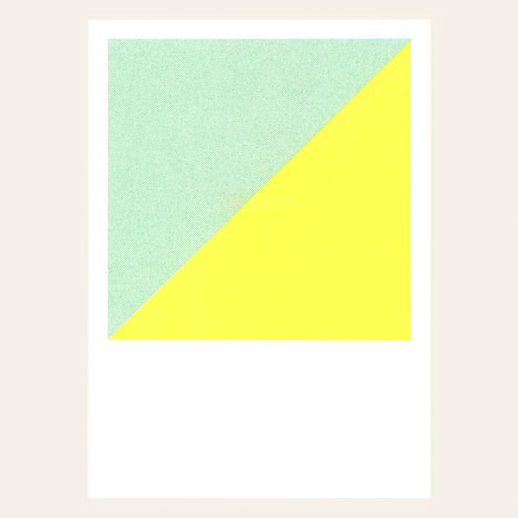 Ein diagonal geteiltes Quadrat, die eine Hälfte ist salbeigrün, die andere Hälfte neongelb - auf weißem Hintergrund