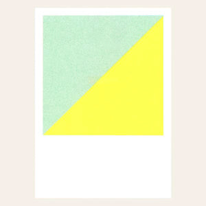 Ein diagonal geteiltes Quadrat, die eine Hälfte ist salbeigrün, die andere Hälfte neongelb - auf weißem Hintergrund