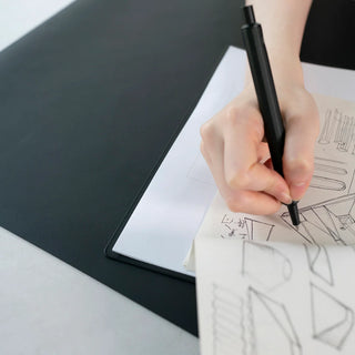 Die Schreibtischunterlage vervollständigt die Palette von HMM Utensilien.