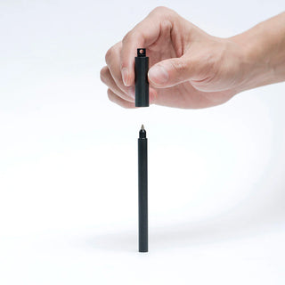 durch einen starken Magnet an der Spitze wird die Kappe fest am Stift gehalten