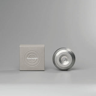 Industrial Chic für den Briefbeschwerer aus Aluminium.