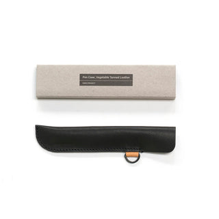 Stiftetui aus schwarzem Leder mit Metallöse zum Sichern