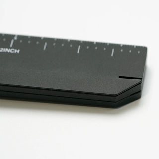 das magnetisch anhaftende Lineal verfügt über eine Messskala in Inch und Zentimetern