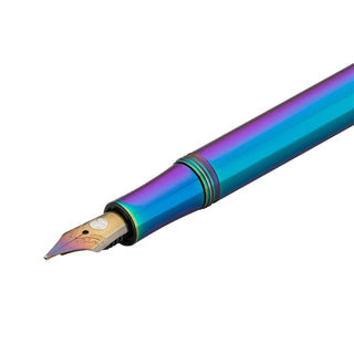 Die Feder des Liliput Kolibri changiert in verschiedenen Farben.