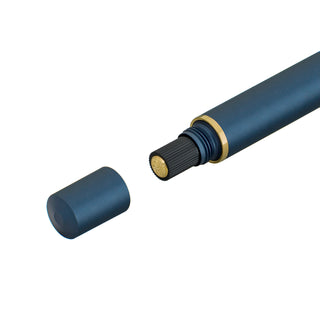 Die Aufziehmechanik für den Kolbenfüller ist unter einer Kappe versteckt.