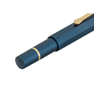 Der Füller aus matt blauem Aluminium hat goldene Schmuckelemente.