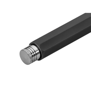 Materialkombination aus schwarzem Messing und chromfarbenen Elementen