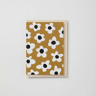 Karte mit gemalten Bluemchen schwarz und weiß auf braunem Grund