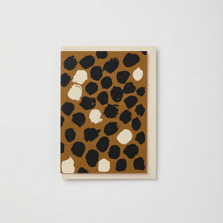 Karte auf braunem Untergrund mit Punkten in Weiss und Schwarz