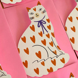 Aus Karton gestanzte Karte mit Herzchen