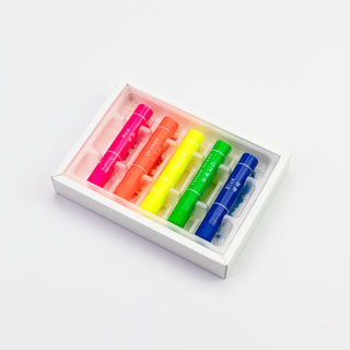 Box mit weichen Wachsmalkreiden in fünf fluoreszierenden Farben