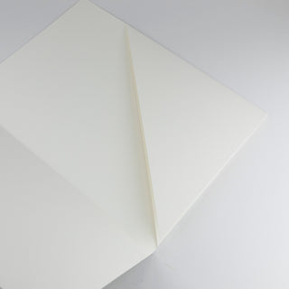 Die weisse Mappe wirkt sehr schlicht und edel.
