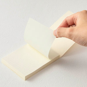 Haftnotizen auf cremefarbenem Papier mit Punktraster, verarbeitet zu einem BlockBlock 