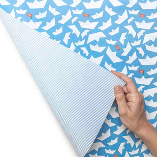Geschenkpapier mit weißen Faltbooten bedruckt und fahne ahoi