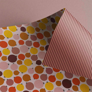 farbenfroh bedrucktes Weihnachtsgeschenkpapier mit Kugeln und Streifen