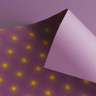 Das Geschenkpapier mit gelbgoldenen Sonnen auf lila Hintergrund wirkt besonders festlich.