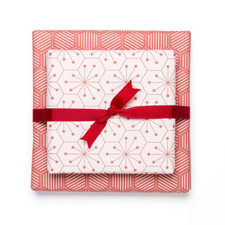 geradlinig und doch weihnachtlich ist das beidseitig bedruckte Geschenkpapier, hier mit Ripsband veredelt