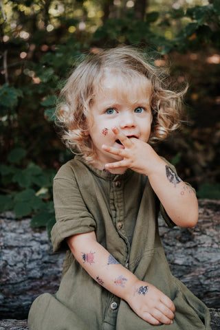 Kinder lieben die Tattoos, die einfach wieder zu entfernen sind