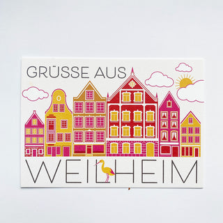 Postkarte mit einer gezeichneten Fassadenzeile der historischen Weilheimer Altstadt