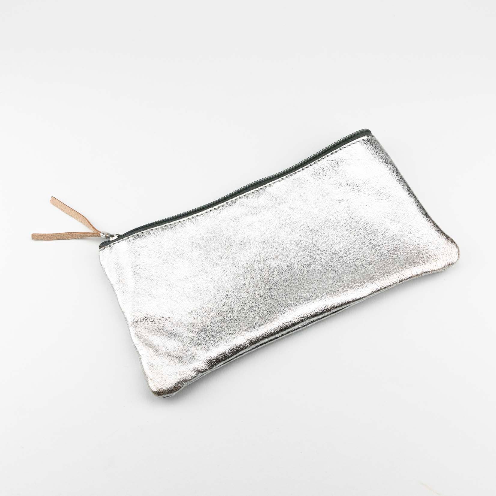 Stiftetasche aus silbermetallisch schimmerndem weichem Leder mit Reissverschluss