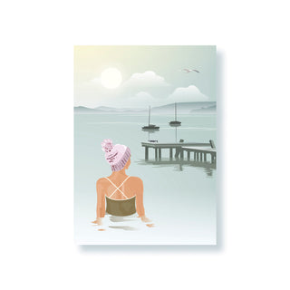 Frau beim Baden im See im Winter