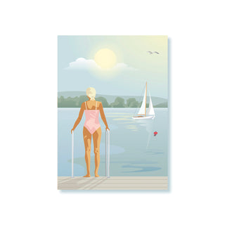 Postkarte mit Frau am Steg, die auf den See blickt mit Segelboot blickt