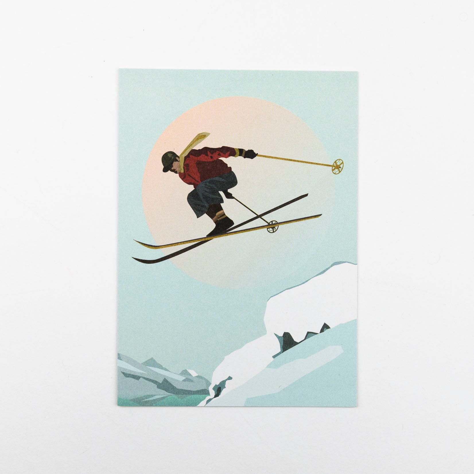 Ein Skifahrer im Vintage-Outfit befindet sich mitten im Sprung auf einer Skipiste bei Sonnenuntergang